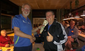 Rob van der Spek (l) wordt door voorzitter Jos Wildenburg benoemd tot erelid