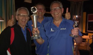 Kersvers clubkampioen Aloys toont de wisselbeker