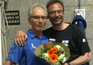 Bloemen voor toernooileider Mark